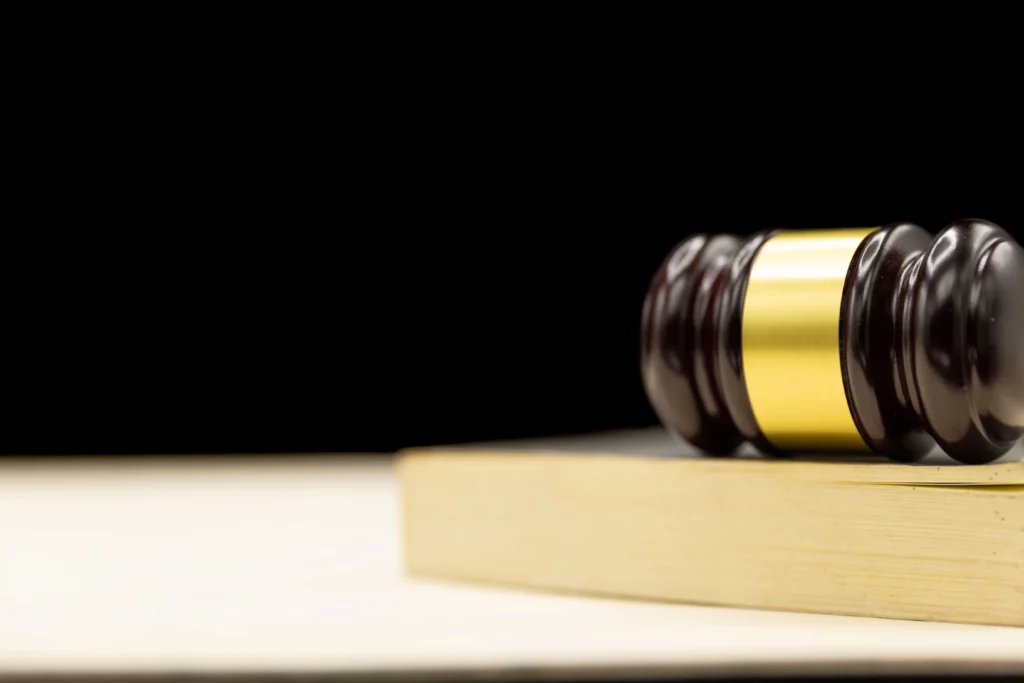 Imagen conceptual de defensa jurídica en procedimientos de derecho penal con enfoque profesional